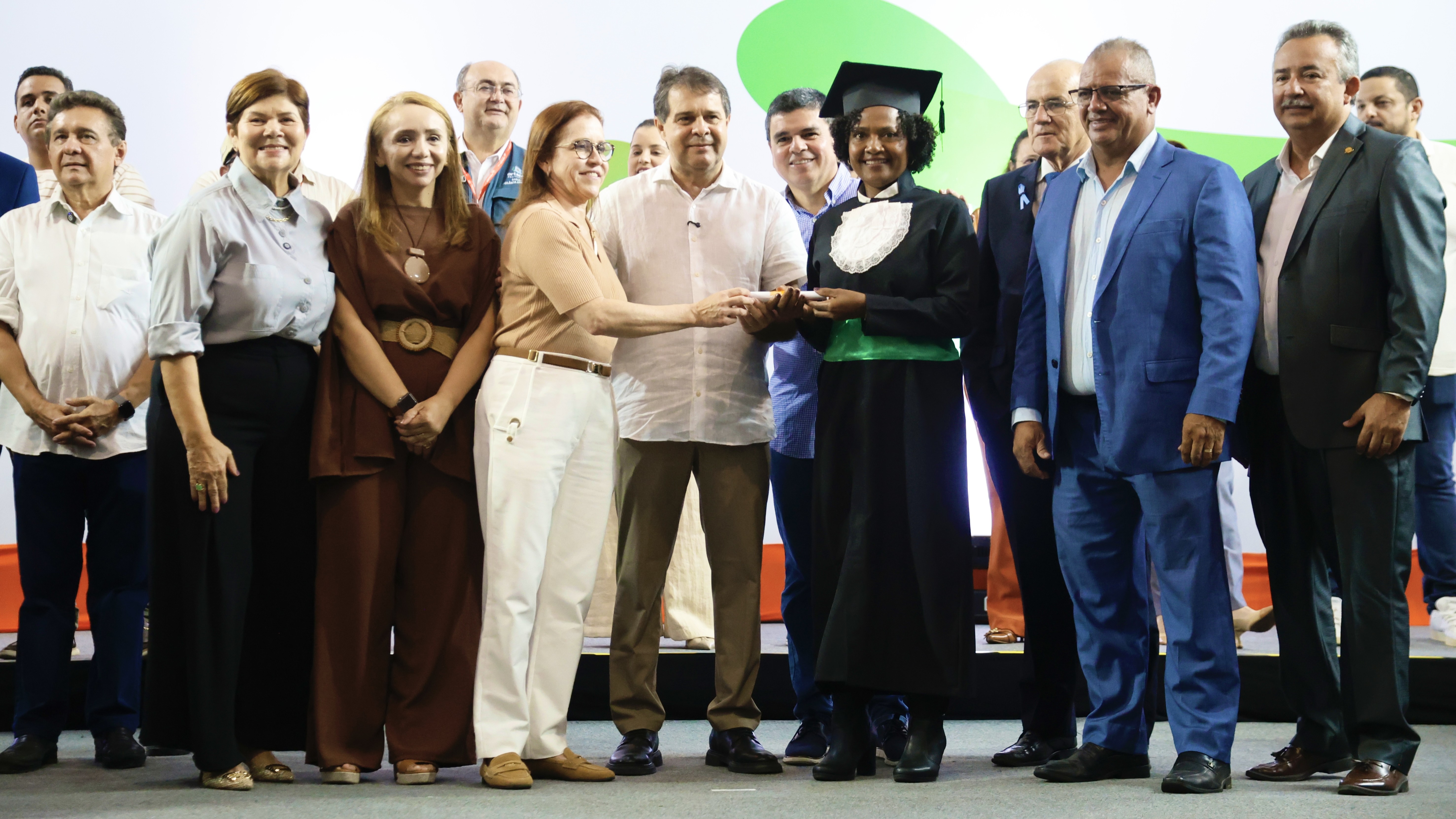 grupo de pessoas no palco